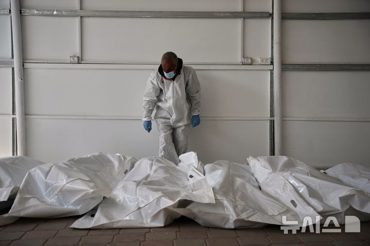 [AP/뉴시스] 31일 가자 칸유니스 소재 나세르 병원 창고에 이스라엘이 인계 반환한 팔레스타인 사람 시신들이 놓여 있다