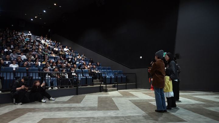 [제주=뉴시스] 제주콘텐츠진흥원이 30일 오후 제주 연동 롯데시네마에서 제주4·3 독립 영화 '한란'의 첫 상영회를 갖고 무대인사를 진행하고 있다. (사진=제주콘텐츠진흥원 제공) 2025.10.30. photo@newsis.com *재판매 및 DB 금지