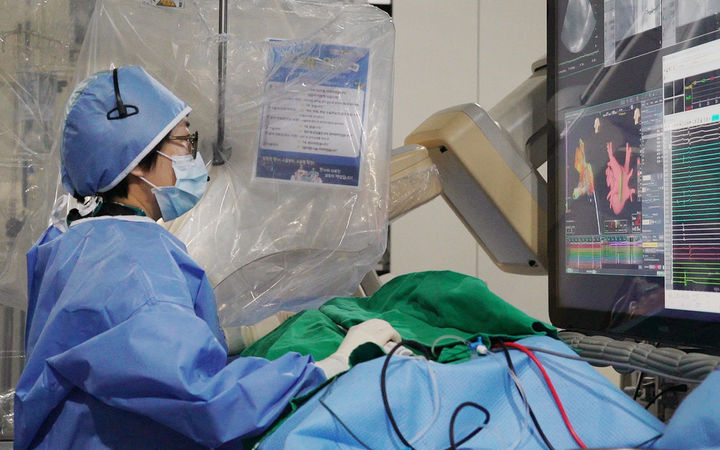 [창원=뉴시스]신의료기술 펄스장 절제술(PFA) 시행중인 곽혜빈 교수 *재판매 및 DB 금지