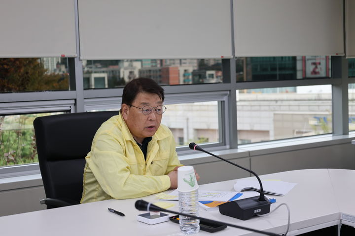 [서울=뉴시스] 지난 30일 기능연속성훈련을 실시하고 있는 박성효 소상공인시장진흥공단 이사장. (사진=소상공인시장진흥공단 제공) 2025.10.31. photo@newsis.com *재판매 및 DB 금지