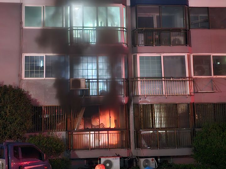 [부산=뉴시스] 30일 오후 7시54분께 부산 금정구의 한 아파트 1층 A씨의 집에서 불이 났다. (사진=부산소방재난본부 제공) 2025.10.31. photo@newsis.com *재판매 및 DB 금지