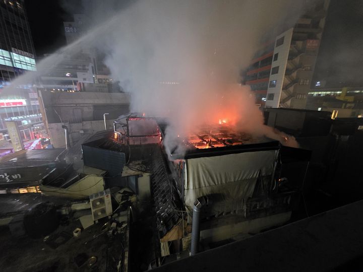 [부산=뉴시스] 30일 오후 11시37분께 부산 동래구의 한 건물 3층 음식점에서 불이 났다. (사진=부산소방재난본부 제공) 2025.10.31. photo@newsis.com *재판매 및 DB 금지