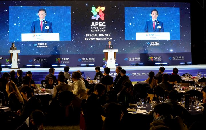 [경주=뉴시스] 30일 저녁 경주 황룡원에서 '경북도 초청 글로벌 최고경영자(CEO) 환영 만찬'이 열리고 있다. (사진=경북도 제공) 2025.10.31. photo@newsis.com *재판매 및 DB 금지