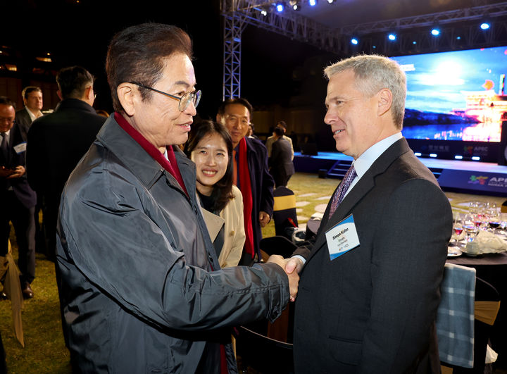 [경주=뉴시스] 30일 저녁 경주 황룡원에서 열린 '경북도 초청 글로벌 최고경영자(CEO) 환영 만찬'엣서 이철우 경북도지사가 시몬 칸 구글 부사장과 인사하고 있다. (사진=경북도 제공) 2025.10.31. photo@newsis.com *재판매 및 DB 금지