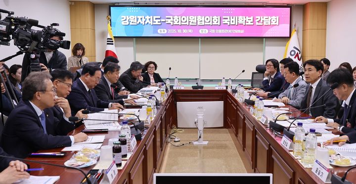 [춘천=뉴시스] 김진태 지사는 지사는 지난 30일 국회의원회관에서 열린 도 국회의원협의회에서 ”역대 사상 최초 국비 10조 원 시대가 열렸는데, 이제부터가 이를 지켜내기 위한 진짜 시작이다“고 밝혔다. 강원특별자치도 제공. *재판매 및 DB 금지