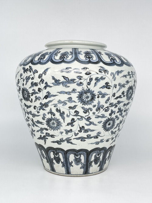 크리스티 홍콩 경매에서 34억6000만원에 낙찰된 ‘백자청화보상화문호’. .‘CHRISTIE’S IMAGES LTD. 2025’ *재판매 및 DB 금지