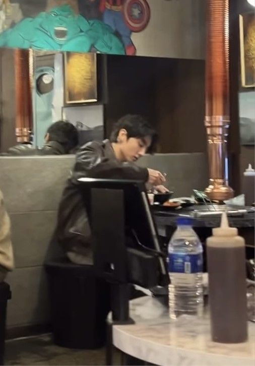 [서울=뉴시스] 그룹 방탄소년단(BTS) 멤버 정국이 서울 용산구 한 식당에서 혼자 밥을 먹고 있다. (사진=X 캡처) 2025.10.31. photo@newsis.com *재판매 및 DB 금지