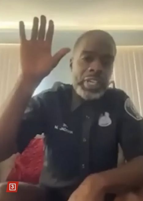 [서울=뉴시스] 미국 디트로이트의 경찰인 매튜 잭슨 경사가 지난 27일 온라인 지방법원 화상 재판에서 상반신에는 제복을 입었지만 하반신에는 속옷만 입고 출석해 화제가 됐다. (사진출처: 뉴욕포스트 캡처) 2025.10.31. 