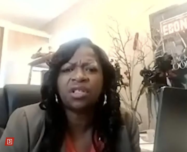 [서울=뉴시스] 피고인 측 변호사인 타타니샤 리드가 화상재판에 참석한 경찰관이 하반신에 속옷만 입은 광경을 모고 눈살을 찌푸리고 있다. (사진출처: 뉴욕포스트 캡처) 2025.10.31. 