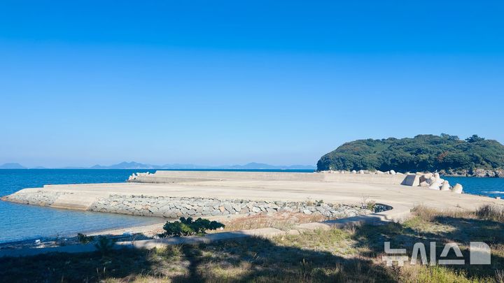 [서울=뉴시스]한국항공우주연구원은 나로우주센터에서 우주발사체 관련 시험, 발사 등을 수행하고자 하는 민간기업들을 위해 사용 절차를 정리한 '민간기업 나로우주센터 사용 절차 안내서'를 마련해 발표했다고 31일 밝혔다. 사진은 민간 발사장 구축 이전에도 활용 가능한 나로우주센터 접안시설 전경. (사진=항우연 제공)