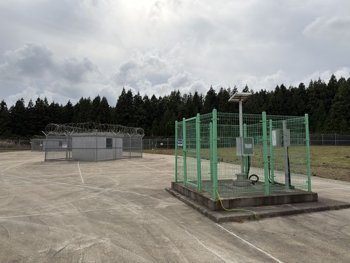 [제주=뉴시스] 김민성 기자 = 지난달 30일 오후 방문한 제주시 조천읍 제주개발공사 제3취수원 내부. 왼쪽 회색 건물이 취수정, 오른쪽 초록 철조망으로 둘러싸인 곳이 감시정이다. 2025.10.30. kms@newsis.com. *재판매 및 DB 금지