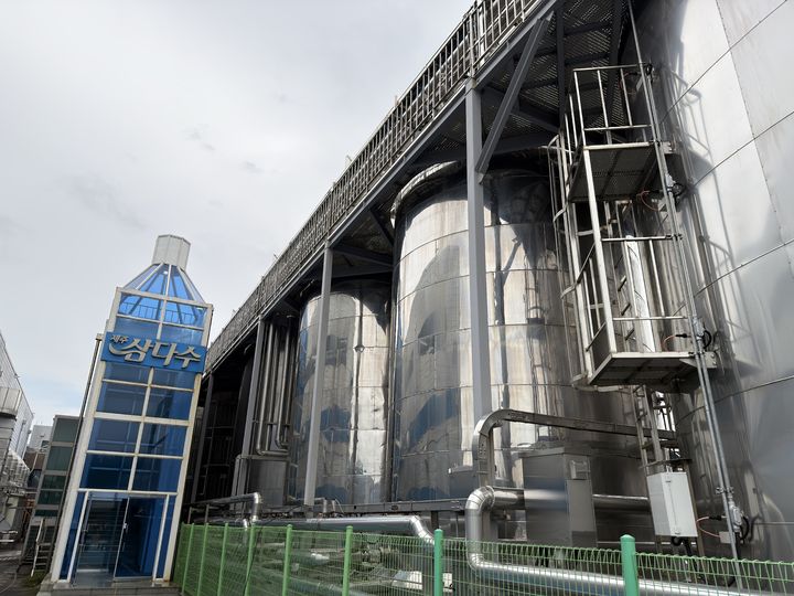 [제주=뉴시스] 김민성 기자 = 지난달 30일 오후 방문한 제주시 조천읍 제주삼다수 스마트공장 내 원수탱크 모습.2025.10.31. kms@newsis.com. *재판매 및 DB 금지