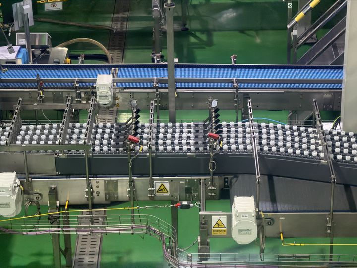 [제주=뉴시스] 김민성 기자 = 제주시 조천읍 제주삼다수 스마트공장에서 제품이 생산되는 모습.2025.10.30. kms@newsis.com. *재판매 및 DB 금지