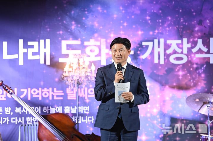 [부천=뉴시스] 정일형 기자 = 조용익 부천시장이 지난 30일 열린 ‘부천 루미나래’ 개장식에서 인사말을 전하고 있다. (사진=부천시 제공)