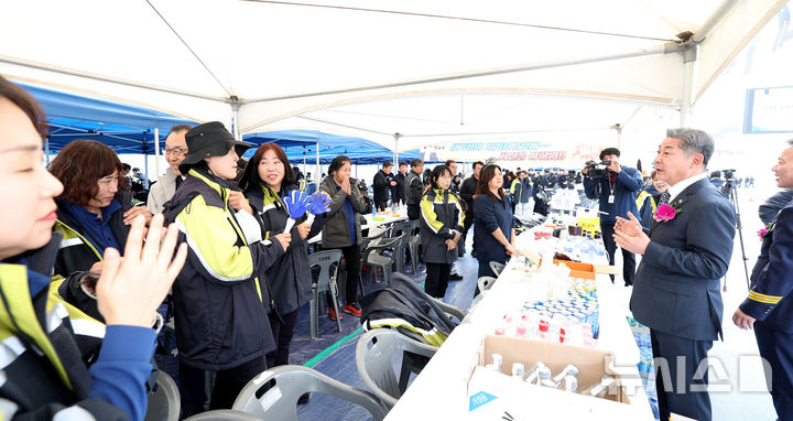 의용소방대 소방기술경연대회 간 인천시의장, 격려·감사