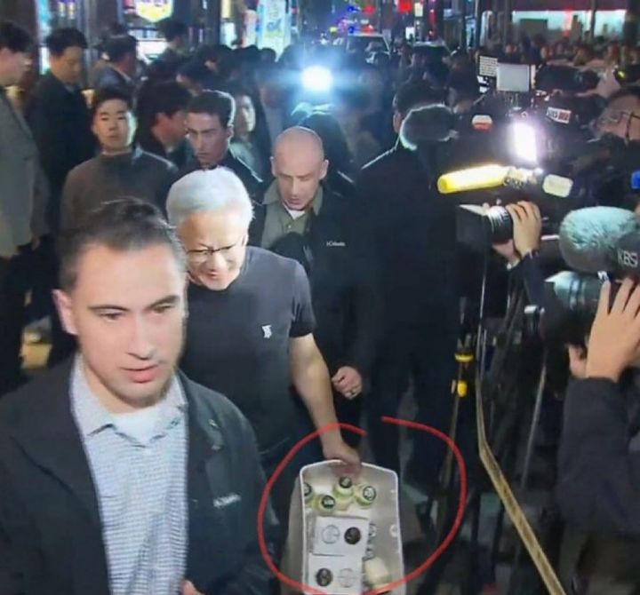 [뉴시스]젠슨 황이 시민들에게 나눠줄 간식을 들고 이동하는 모습이다. (사진 = X 캡처) *재판매 및 DB 금지