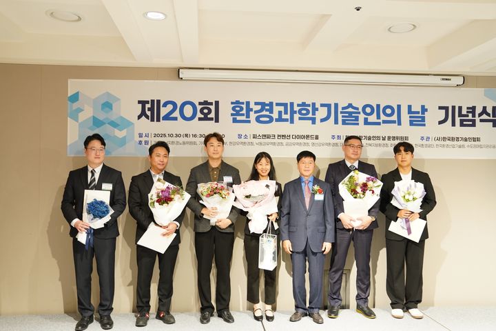 [서울=뉴시스]정상엽(왼쪽 세 번째) 깨끗한나라 환경에너지팀 책임.(사진=깨끗한나라 제공) 2025.11.01. photo@newsis.com *재판매 및 DB 금지