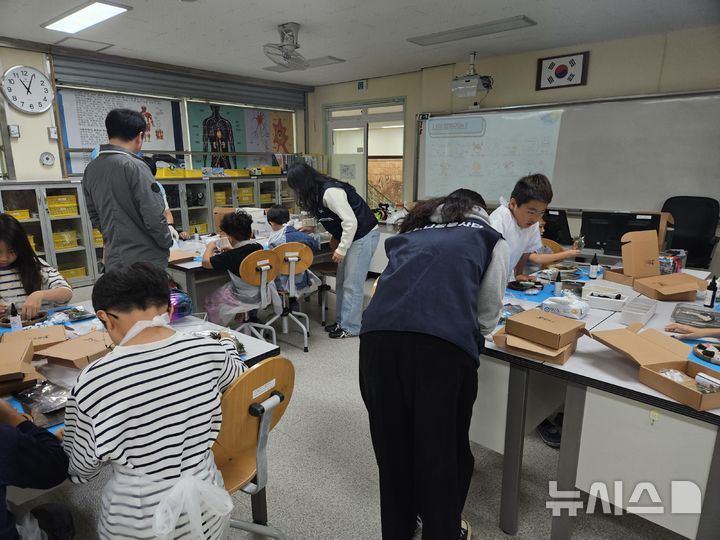 [제주=뉴시스] 제주국제자유도시개발센터(JDC)가 제주 사회공헌 네트워크 참여 기업들과 제주도 푸드뱅크의 사회공헌 활성화를 위한 공동사업의 일환으로 '다시 또 우도 이야기, 웰컴 투 우도 리턴즈' 프로그램에 참여해 우도초등학교 재학생을 대상으로 제주항공우주박물관의 우주를 주제로 한 과학융합교육 프로그램인 '별을 머금은 우도'를 운영하고 있다. (사진=JDC 제공) 2025.10.31. photo@newsis.com *재판매 및 DB 금지