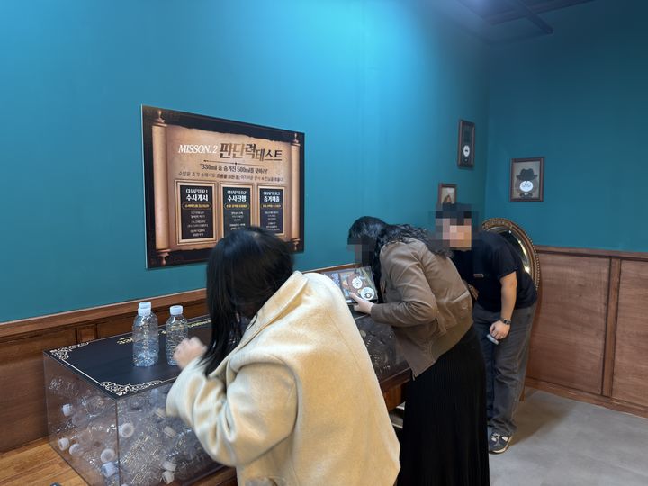 [제주=뉴시스] 김민성 기자 = 지난달 30일 오후 '제주삼다수 탐정사무소'에서 참가자들이 판단력 테스트를 치루고 있다. 2025.10.30. kms@newsis.com. *재판매 및 DB 금지