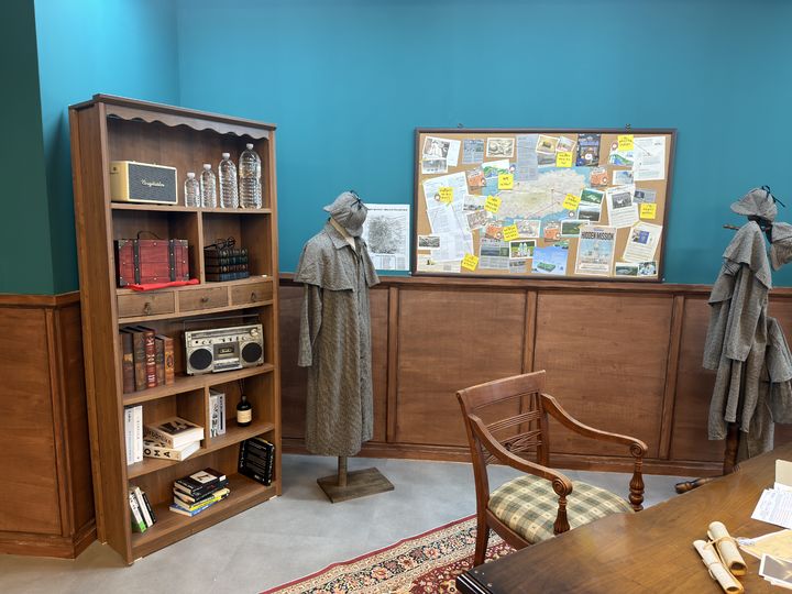 [제주=뉴시스] 김민성 기자 = 지난달 30일 오후 '제주삼다수 탐정사무소'에서 참가자들이 판단력 테스트를 치루고 있다. 2025.10.30. kms@newsis.com. *재판매 및 DB 금지