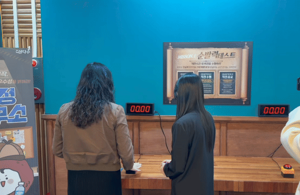 [제주=뉴시스] 김민성 기자 = 제주삼다수 탐정사무소 팝업스토어에서 순발력 테스트를 하는 모습.2025.10.31. kms@newsis.com. *재판매 및 DB 금지