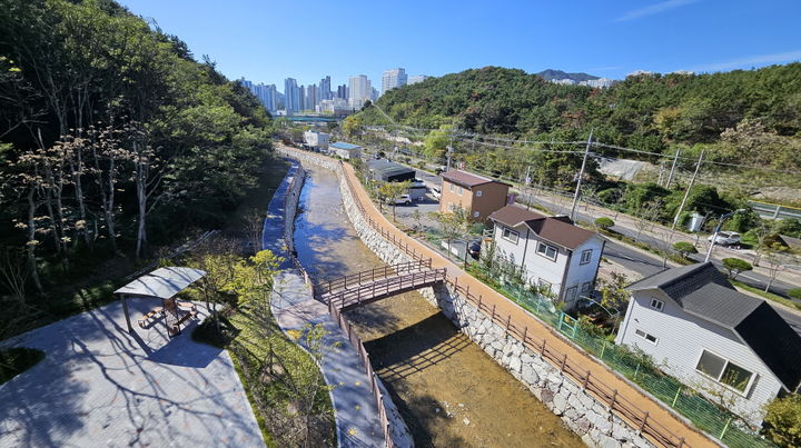 [부산=뉴시스] 기장군 일광 삼성천 산책로 (사진=기장군 제공) 2025.10.31. photo@newsis.com *재판매 및 DB 금지