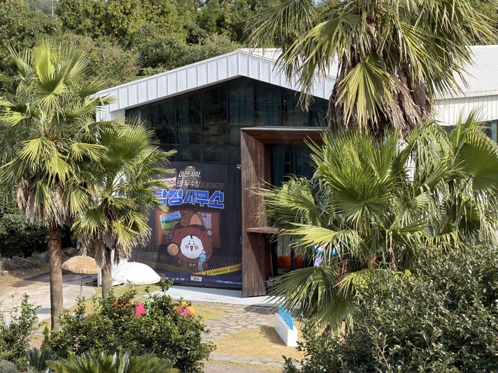 [제주=뉴시스] 김민성 기자 = 제주도 서귀포시 수망리 '제주삼다수 탐정사무소' 팝업스토어 전경. 2025.10.30. kms@newsis.com. *재판매 및 DB 금지