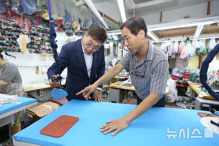 [서울=뉴시스]봉제사업장을 방문한 정문헌 구청장.