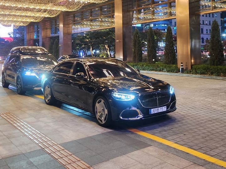 [서울=뉴시스] 지난 30일 한국을 찾은 젠슨 황 엔비디아 최고경영자(CEO)가 방한 기간 이용할 '메르세데스-마이바흐 S580' 차량 모습. 2025.10.31 photo@newsis.com *재판매 및 DB 금지