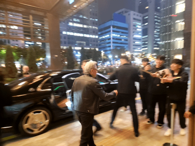 [서울=뉴시스] 지난 30일 밤 젠슨 황 엔비디아 최고경영자(CEO)가 서울 강남구 삼성동의 한 호텔 앞에서 자신을 기다리던 팬들에게 사인해주기 위해 다가가고 있다. 2025.10.31 photo@newsis.com *재판매 및 DB 금지