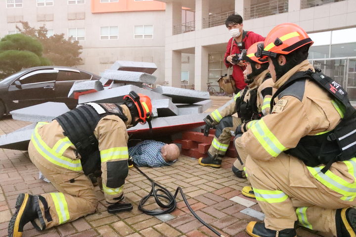 [안산=뉴시스]안산소방서 구조요원들이 30일 한양대학교 에리카캠퍼스에서 진행된 지진대응 긴급구조종합훈련에서 건물에 깔린 시민을 구하는 훈련을 하고 있다.(사진=안산소방서 제공)2025.10.31.photo@newsis.com *재판매 및 DB 금지