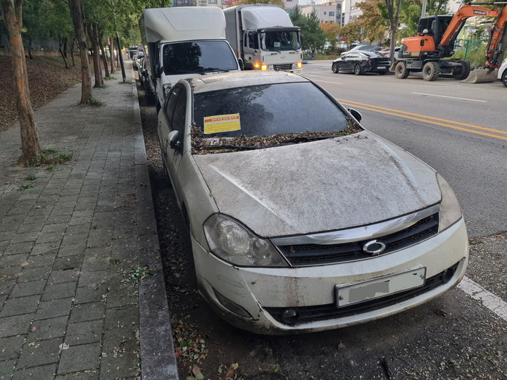 [안산=뉴시스]무단 방치된 차량.(사진=안산시 제공)2025.10.31.photo@newsis.com *재판매 및 DB 금지