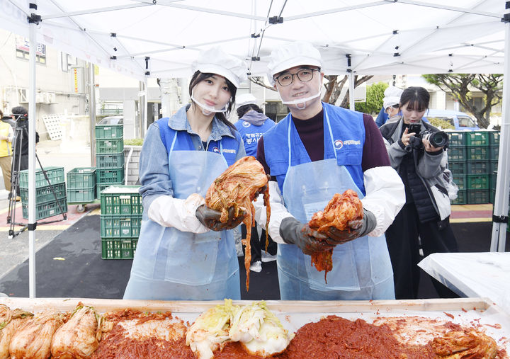 [서울=뉴시스] 기획재정부 복권위원회는 31일 서울 강서구 강서노인종합복지관에서 행복공감봉사단과 함께 김장김치 나눔 봉사활동을 진행했다고 밝혔다. 이날 행사에는 행복공감봉사단장인 박하선 배우(왼쪽)와 임기근 기재부 2차관(오른쪽) 등이 참석했다. (사진 = 기재부 제공) 2025.10.31.&nbsp; *재판매 및 DB 금지
