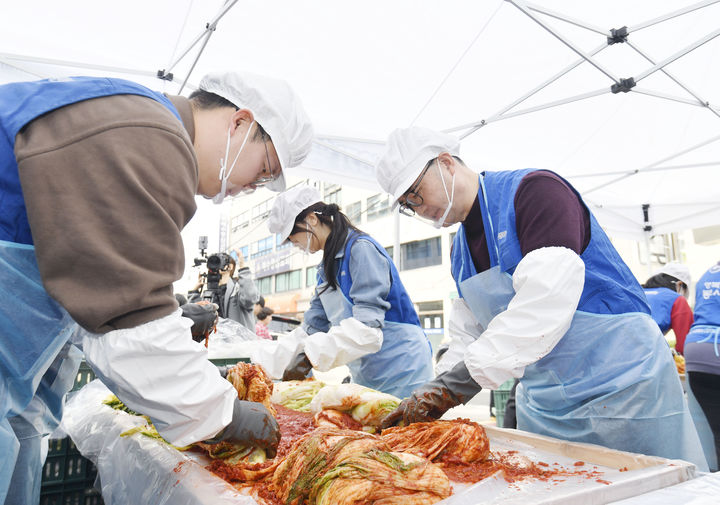 [서울=뉴시스] 기획재정부 복권위원회는 31일 서울 강서구 강서노인종합복지관에서 행복공감봉사단과 함께 김장김치 나눔 봉사활동을 진행했다고 밝혔다. 이날 행사에는 행복공감봉사단장인 박하선 배우(중간)와 임기근 기재부 2차관(오른쪽)이 직접 김치를 담그고 있다. (사진 = 기재부 제공) 2025.10.31.&nbsp; *재판매 및 DB 금지