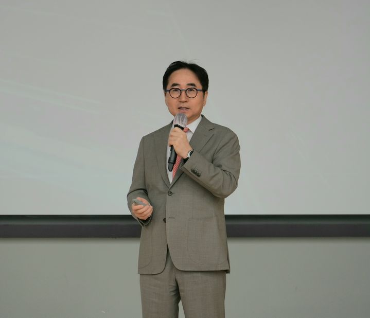 [서울=뉴시스]장덕현 삼성전기 사장이 31일 부산사업장에서 창립 52주년 기념식에서 기념사를 하고 있다. (사진=삼성전기 제공) photo@newsis.com *재판매 및 DB 금지