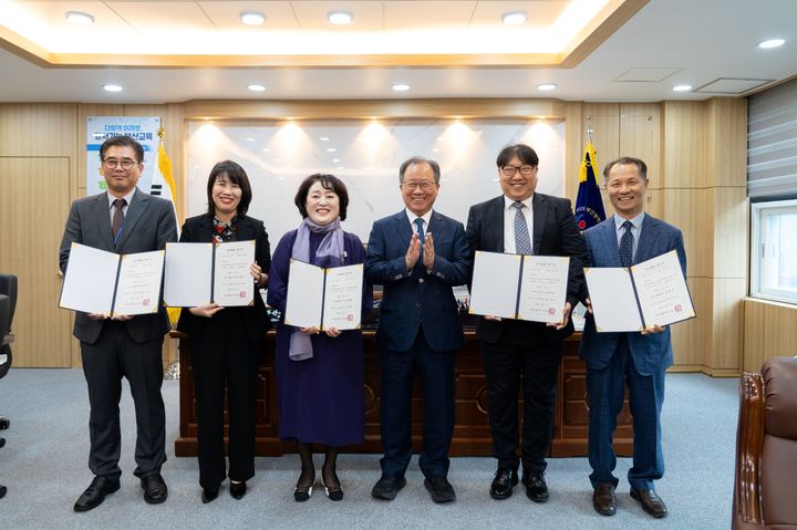 [부산=뉴시스] 김석준 부산교육감이 31일 오전 부산교육청 회의실에서 내년에 신설·재개교하는 유치원·학교 5곳의 교(원)장에 대한 사무 취급 겸임 발령장을 전달하고 있다. (사진=부산교육청 제공) 2025.10.31. photo@newsis.com  *재판매 및 DB 금지
