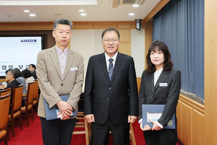 [창원=뉴시스] 강경국 기자 = 장금용 경남 창원시장 권한대행(가운데)이 31일 2025년 상반기 적극행정 우수공무원 수상자들과 기념촬영을 하고 있다. (사진=창원시청 제공). 2025.10.31. photo@newsis.com *재판매 및 DB 금지