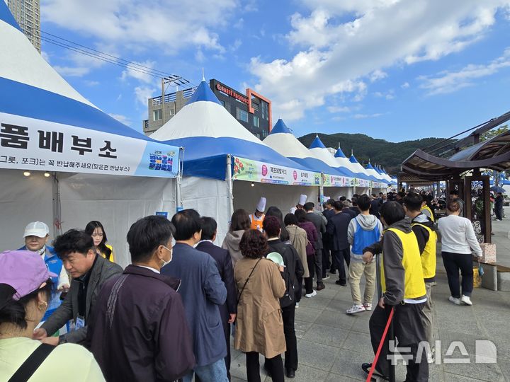 [거제=뉴시스]31일 경남 거제시 장승포 수변공원에서 열린 '2025년 경남음식문화축제' 현장의 음식 체험 부스가 방문객들로 북적이고 있다.(사진=경남도 제공) 2025.10.31. photo@newsis.com