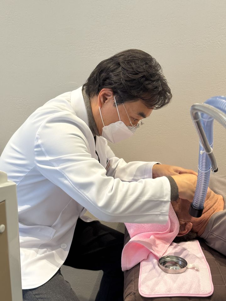 [대구=뉴시스] 2025 아시아태평양경제협력체(APEC) CEO 써밋(Summit)이 열리고 있는 가운데 민복기 대구시의사회 회장이 미용 의료서비스를 제공하고 있다. (사진=대구시의사회 제공) 2025.10.31. photo@newsis.com *재판매 및 DB 금지