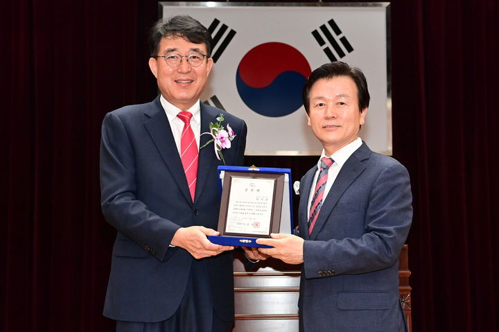 [진주=뉴시스]차석호 진주시 부시장(사진 왼쪽)과 조규일 진주시장.(사진=진주시 제공).2025.10.31.photo@newsis.com *재판매 및 DB 금지