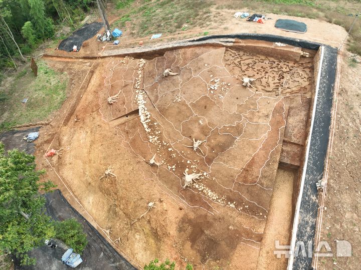 [고성=뉴시스]경남 고성 송학동 고분군 14호분 2차 발굴조사에서 드러난 즙석(葺石) 설치 모습.(사진=경남도 제공) 2025.10.31. photo@newsis.com