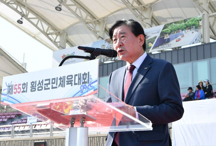 [횡성=뉴시스] 군민체육대회 개막식에서 인사말하는 김명기 강원 횡성군수. (사진=횡성군 제공) 2025.10.31. photo@newsis.com *재판매 및 DB 금지