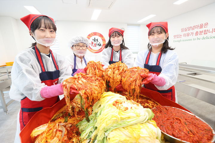 [임실=뉴시스] 임실군이 내달 21일~23일 임실치즈테마파크 일원에서 '2025 임실 아삭아삭 김장페스티벌'을 개최한다. 임실앤양념㈜ 직원들이 김장페스티벌에서 쓰일 김장김치를 담그고 있다. *재판매 및 DB 금지