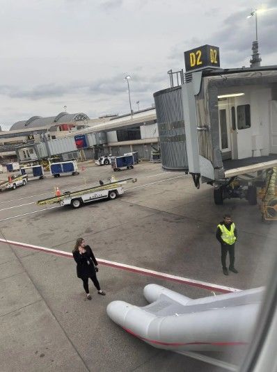 [뉴시스]미국 델타 항공의 한 승무원이 실수로 항공기 비상 슬라이드를 작동시킨 모습이다. (사진 = 뉴욕포스트 캡처) *재판매 및 DB 금지