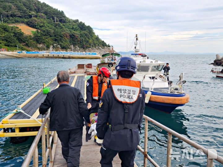 통영 두미도 70대女 통증 호소…사천해경, 경비정으로 긴급 이송