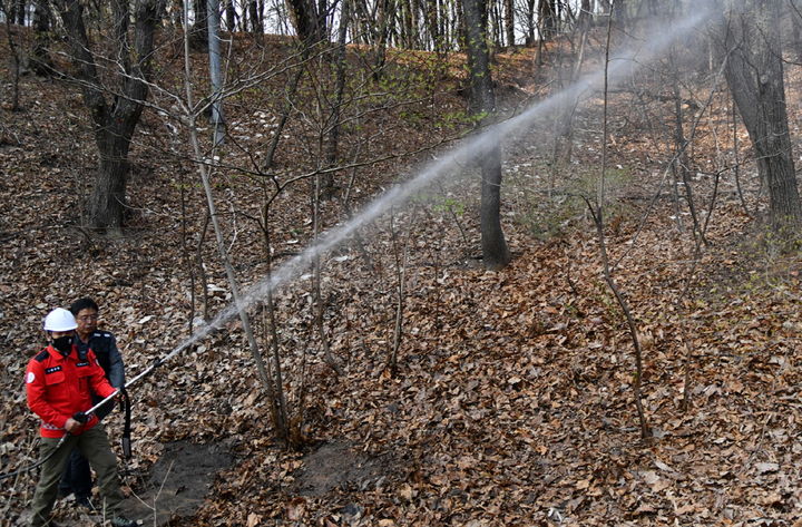 [서울=뉴시스] 지난 4월 진행한 일반공무원 및 산물전문예방진화대_산불진화 현장실습 모습. 2025.10.31. (사진=노원구 제공) *재판매 및 DB 금지