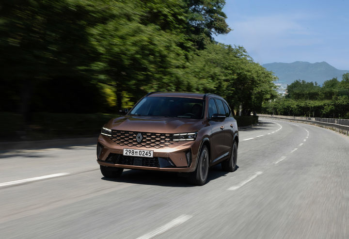 [서울=뉴시스] 르노코리아의 대표 SUV 모델인 '그랑 콜레오스' 주행 모습. (사진=르노코리아 제공) 2025.10.31 photo@newsis.com *재판매 및 DB 금지