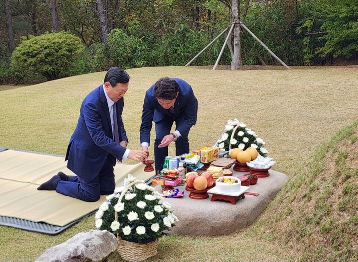 신동빈 롯데그룹 회장이 31일 울산광역시 울주군에 위치한 신격호 명예회장의 선영을 찾아 참배했다. (사진=롯데지주 제공) *재판매 및 DB 금지