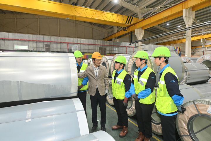 [안동=뉴시스] 임종식 경북교육감이 31일 김천시에 있는 아주스틸㈜ 김천공장을 방문해 '안전 특별 지도·점검'을 벌이고 있다. (사진=경북교육청 제공) 2025.10.31. photo@newsis.com *재판매 및 DB 금지