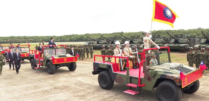  [서울=뉴시스] 라이칭더 대만 총통이 31일 북부 신주 후커우 병영의 육군 기갑 제584여단 연합병종영 3대대에서 ‘대만형’ 미국 M1A2T 전차 대대를 사열하고 있다.(출처: 대만 총통부) 2025.10.31. *재판매 및 DB 금지